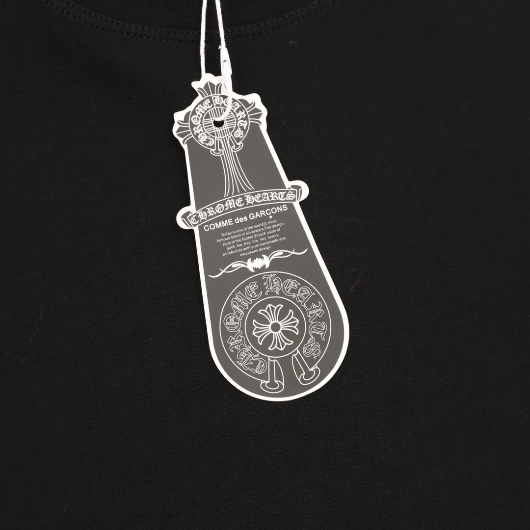 P340 ChromeHearts/Chrome Hearts 25Fw dark pattern cross horseshoe three-dimensional embroidery long-sleeved T-shirt, custom-woven and dyed, washed smooth long-staple cotton, weight 310 grams, the latest counter model, long-sleeved bottoming shirt, thick and stylish, purchased from the original mold and made with a full set of customized accessories, all details are perfectly restored. The design style still combines low-key luxury styles such as rock punk, street hip-hop, etc., which has a very distinctive feel. Three-dimensional embroidery of a cross on the chest and embroidery of Sanskrit letters on the hem. The ready-made garment has a high weight, a delicate touch, thick and soft texture, and a breathable texture. It is extremely comfortable on the upper body and is a must-have for autumn and winter. It hides fat and makes you look slimmer. It can be used by both men and women, and the upper body effect is great. Color: black, white Size: M-XXXL